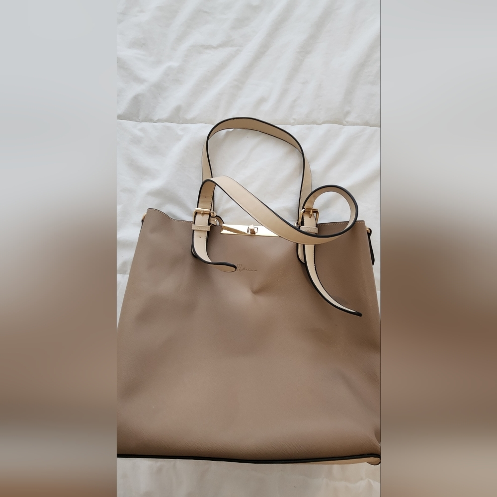 SPACIOUS TOTE BAG